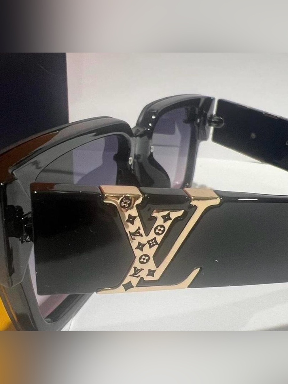 New Louis Vuitton Black Acetate Square Gradient Sunglasses with Gold Hardware - Picture 4 of 6